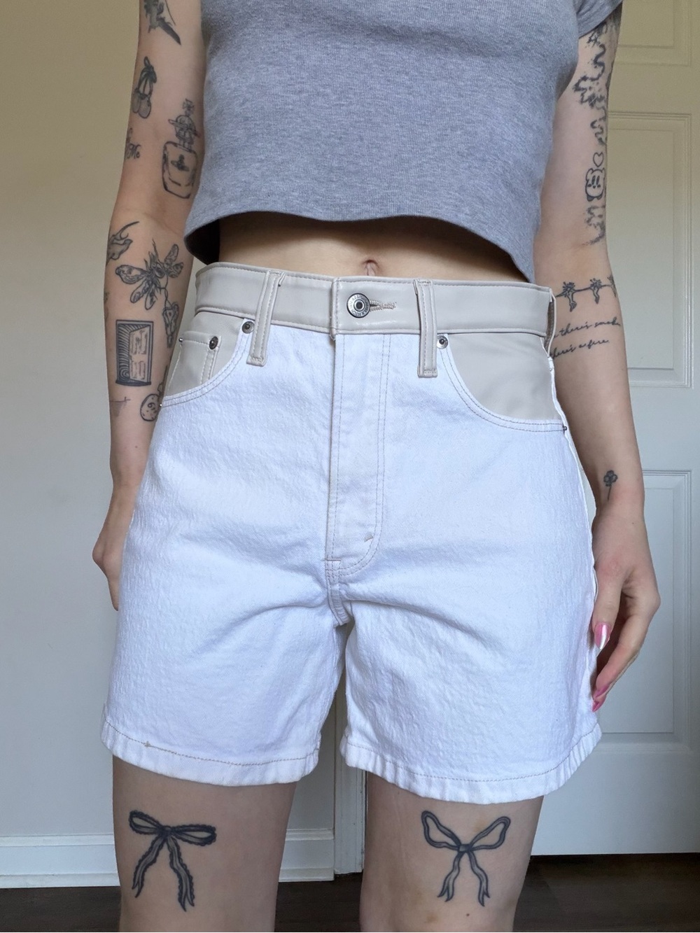 Abercrombie & Fitch Two-Tone White and Beige High-Rise Shorts new no tag 27